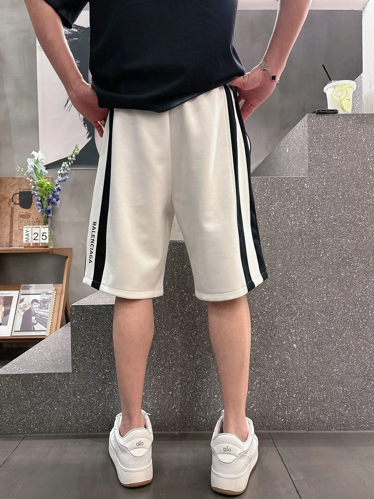 Balenciaga's three-standard complete 2026 summer New Arrival men's casual shorts, advanced custom-made Breathable fabric, Breathable fabric, extremely stretchy and comfortable, impeccable details, top-grade accessories, original logo design concept, delicate and soft feel! The upper body fit is awesome! Size: M-XXXL Please state your height and weight when ordering